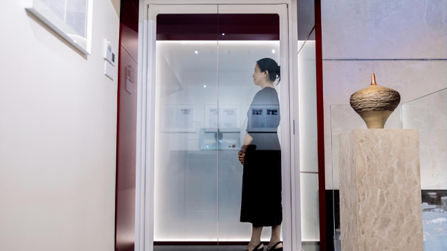 Woman standing in a HOUSTY lift